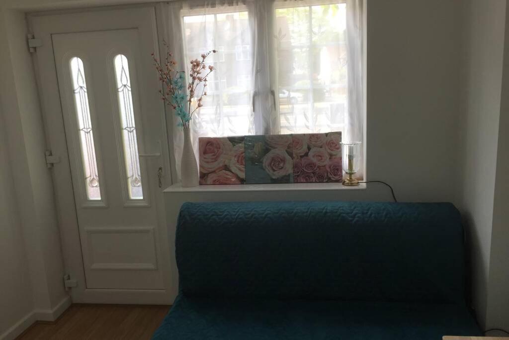 Private Studio Home Away From Home ... Sutton  Exterior foto